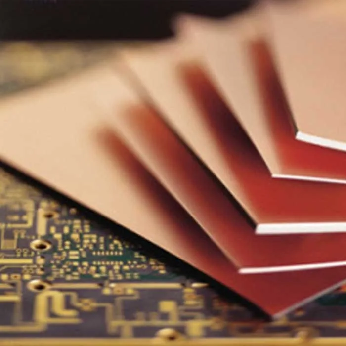 FR-4 PCB 的特写，带有铜迹线和用于 DIY 组装的安装组件