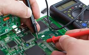 使用万用表测试组装好的 FR-4 PCB 的连续性和短路