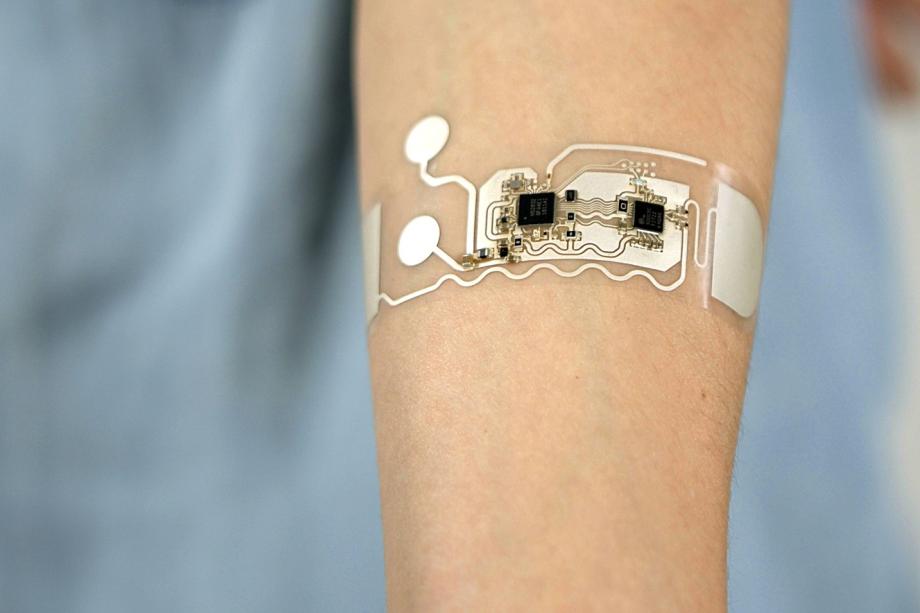 带有柔性 PCB 的可穿戴医疗贴片，用于健康监测
