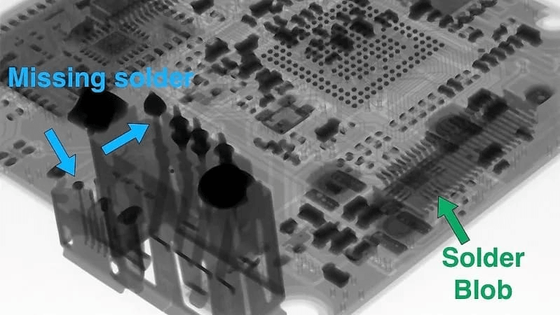 带有标记缺陷和正常区域的 PCB 的 X 射线图像