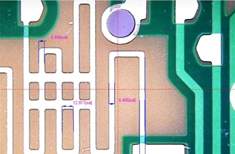 PCB走线的特写，具有最小走线间距测量
