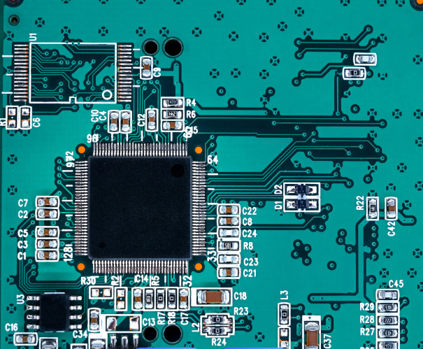 具有优化走线间距的成品 PCB 设计