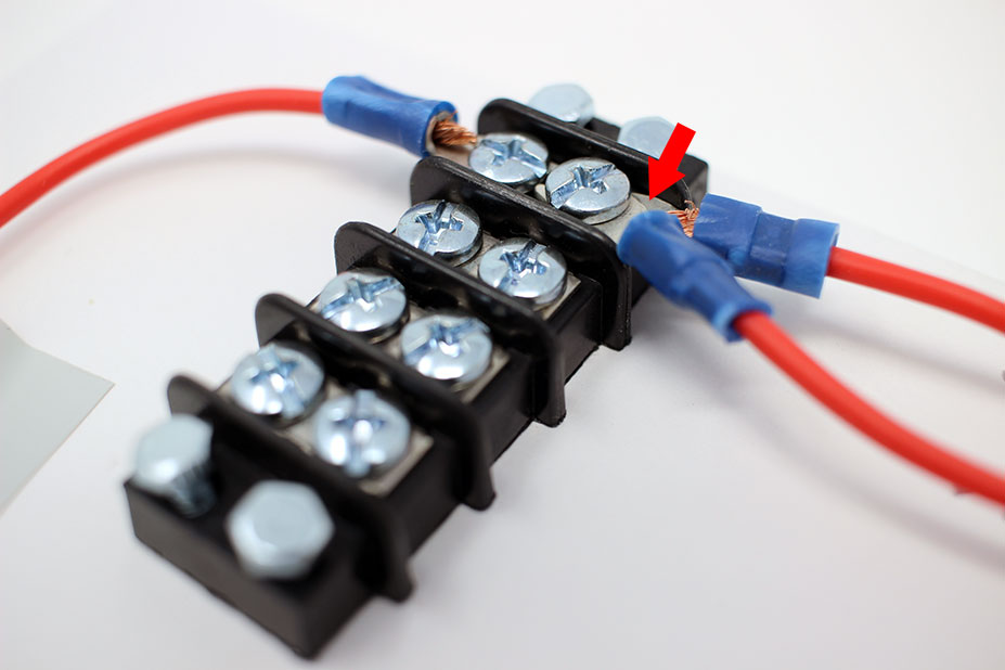 DIY电子产品中使用的接线端子的特写，电线牢固连接。