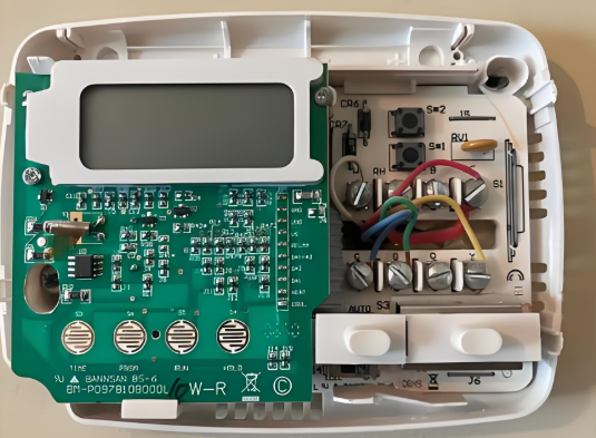 带有内部 PCB 的智能家居设备，用于原型设计创新。