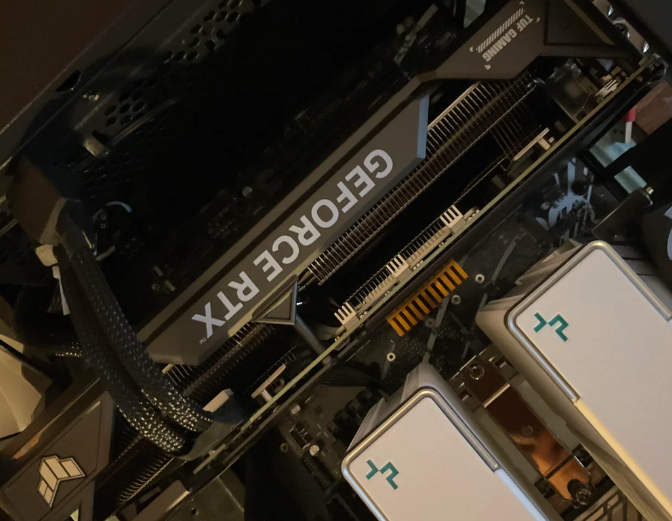 “PCB 散热器游戏机设计，带有翅片结构，用于冷却。”