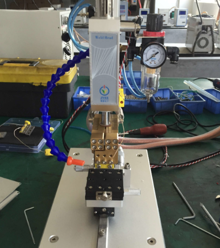 使用烙铁、拆焊泵和万用表等工具进行通孔焊接的工作台设置