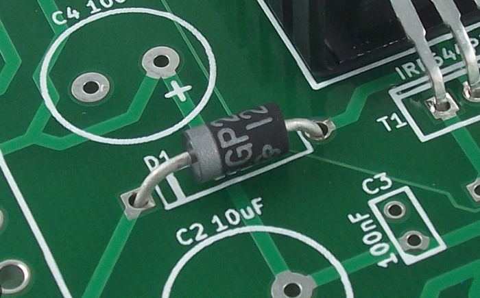 用于组件识别的 PCB 丝印标记的特写。