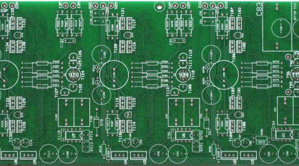 带有丝印标记的单面 PCB，用于组件识别。